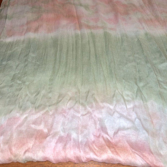 Beautiful tie-dyed light pink and green scarf - Picture 2 of 3